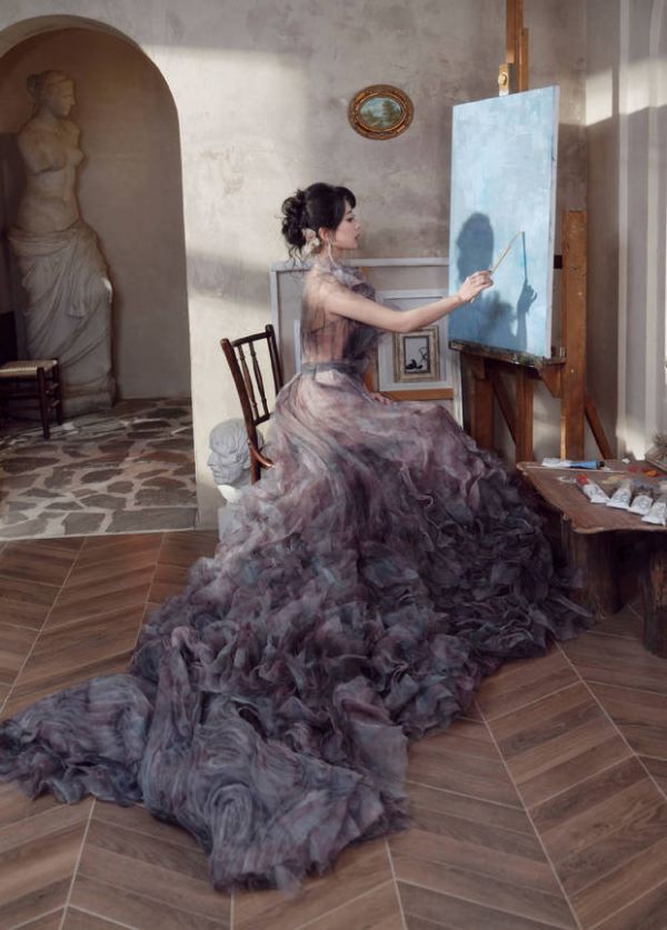 杨紫化身复古油画女郎，美貌迷人。