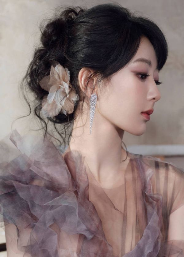 杨紫侧颜精致，大方秀优越天鹅颈。