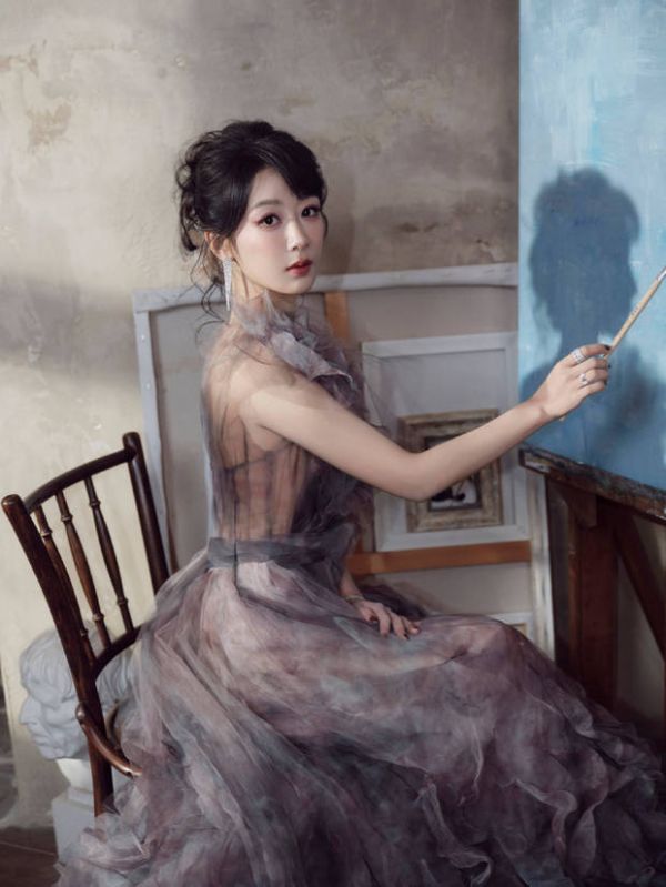 杨紫的仪态优雅，状态超好。