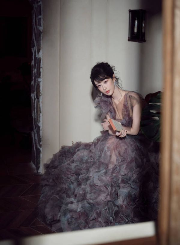 杨紫秒变复古油画女郎，魅力十足。