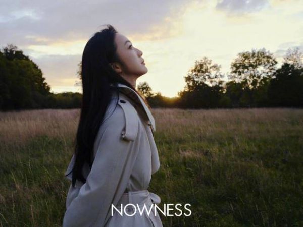 搜狐娱乐讯 近日，汤唯的一组时尚大片释出。图中，她穿米色风衣，站在草地上抬头远望，文艺清冷。