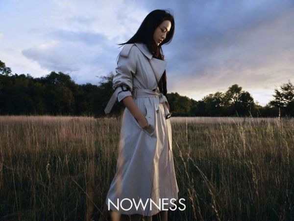 汤唯双手插兜，随性自由。