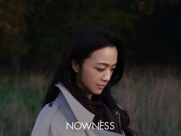 汤唯侧颜优越。