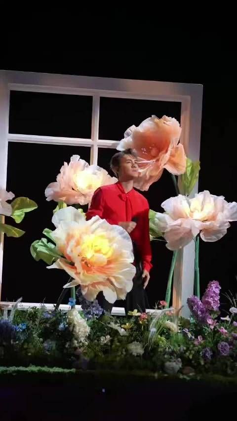 吴克群无忧之夜献唱《为你写诗》引发全场大合唱,新歌《没了命爱你》首秀