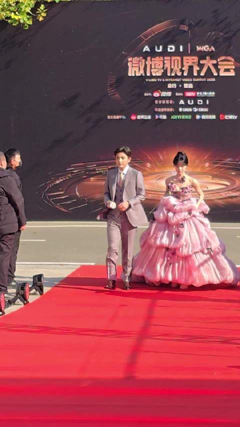 何聪睿想牵刘念没牵上哈哈哈哈哈哈