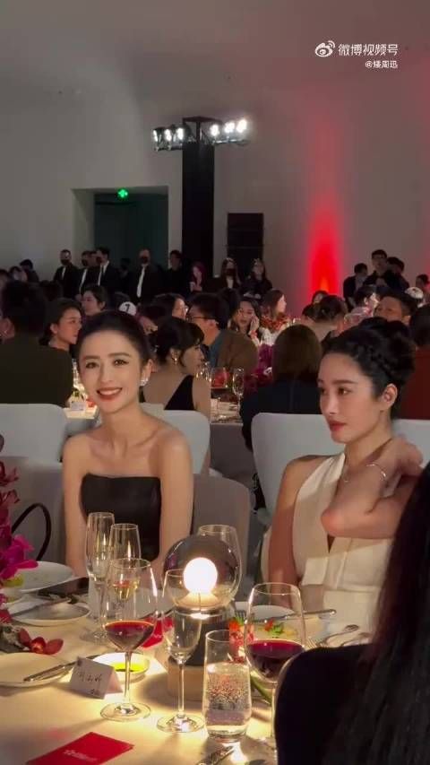 佟丽娅温柔对视展现岁月静好气质