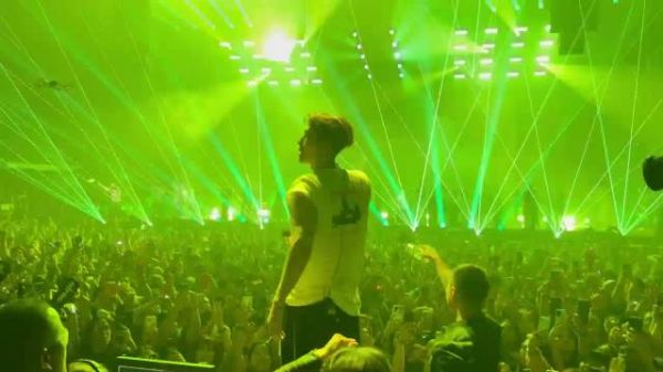 王嘉尔菲律宾演唱会引爆全场，舞台魅力征服东南亚