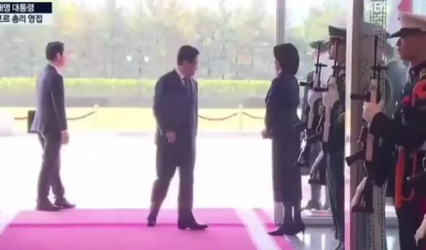 金惠景为李在明整理发型，35年恩爱外交场合撒糖