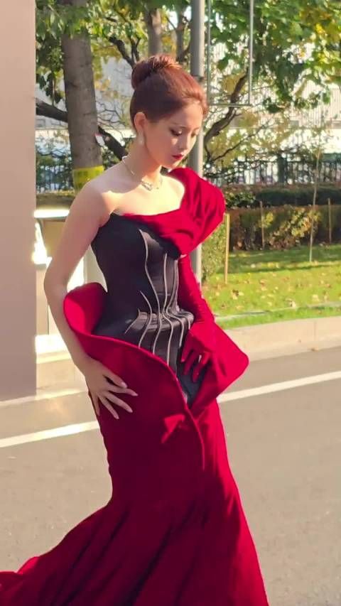 甄姬新皮肤 玫瑰女王 杨超越走着走着掏出一个玫瑰花水球