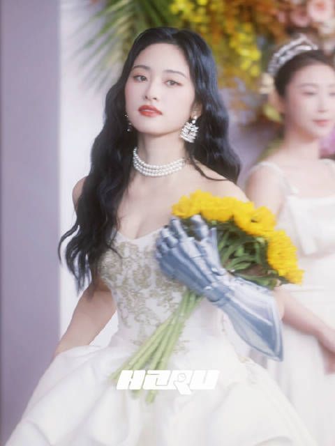 公主用骑士的手臂拿着鲜花走来了～好漂亮呀今天的沈月！