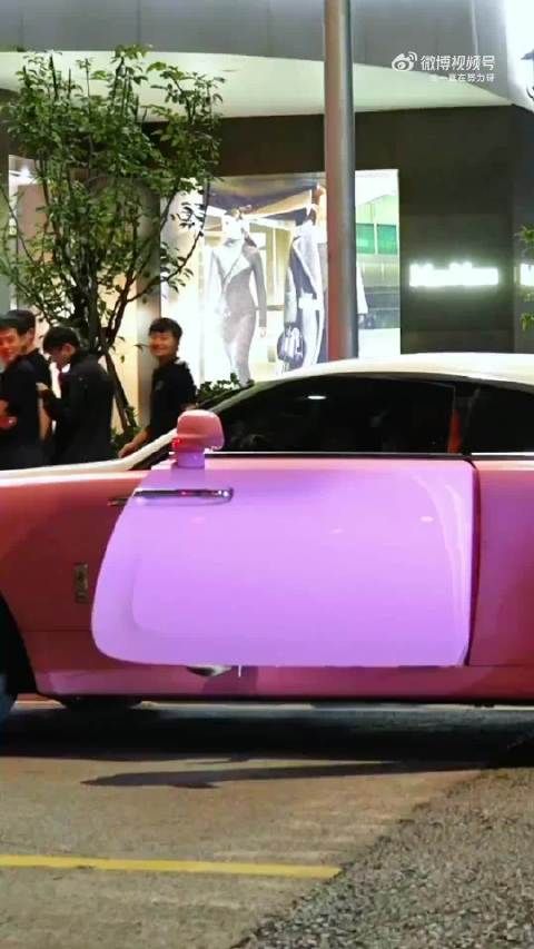 坐着劳斯莱斯魅影，长这么漂亮应该没什么烦恼吧！