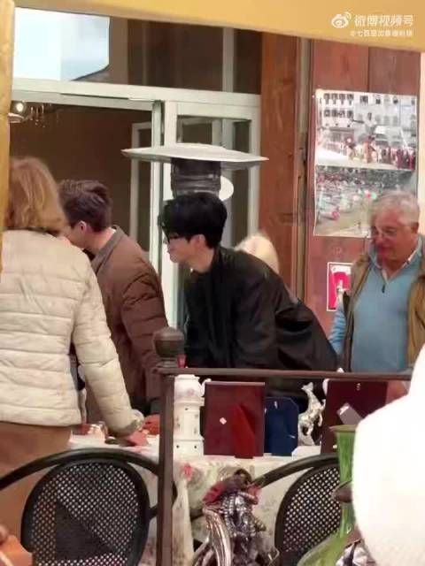 范丞丞皮衣黑框眼镜造型亮相，轻熟魅力引关注