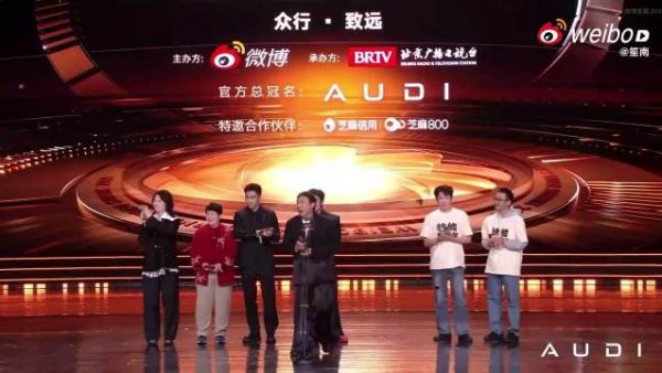 翟佳宁红毯被保安误认工作人员,幽默回应引热议