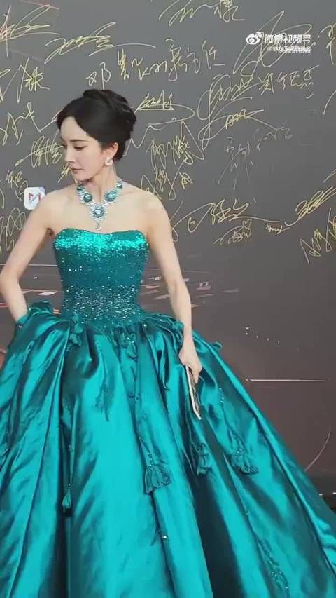 杨幂穿蓝色抹胸礼裙好贵气