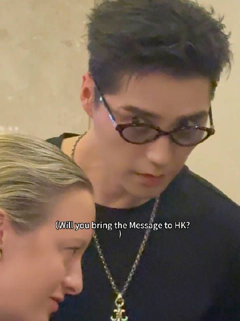 阿云嘎演出后粉丝热情互动，小猪抢镜逗乐众人