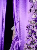 杨紫品牌直播在线突破10万，薄纱白裙造型亮眼