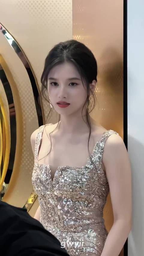 张婧仪出席活动就想开盲盒,一次比一次惊艳