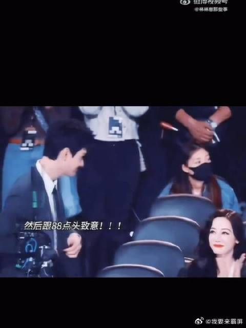 在所有人声鼎沸的欢喜中 我唯独望向你