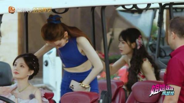 张艺凡戚薇披肩相拥取暖姐妹情深