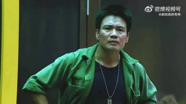 男人本想逃跑,却惊恐地发现杀手就在下面