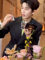 张凌赫的核心宗旨就是“暴富发财”，哈哈哈就爱听点实在的