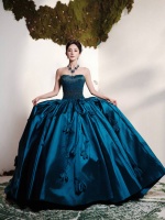 杨幂深蓝抹胸裙高贵优雅，女王范十足