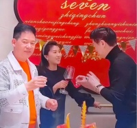 范丞丞爸爸75岁生日照曝出！穿得像韩国欧巴似的，看着最多40岁