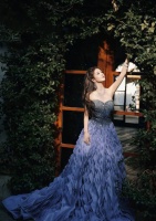 白鹿抹胸礼服大秀香肩 纯欲风眼神杀诠释高级魅惑