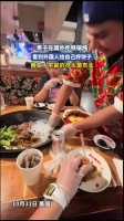 男子在国外吃铁锅炖，看到外国人给自己烀饼子，网友：宇宙的尽头是东北