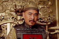 康熙拜孔子却不愿跪，大臣用黄布挡住1字，康熙双腿扑通下跪痛哭