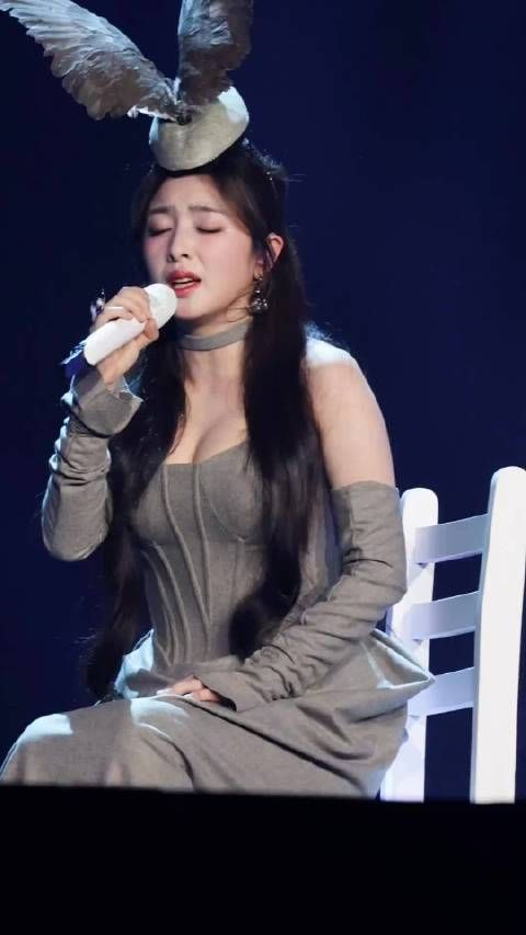 成都两大女星,一个张含韵,一个张靓颖,身材都破圈了!羡慕五竹叔!