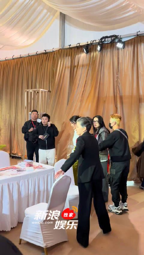 哈哈哈哈哈迟蓬被闫妮拉着走红毯，杨幂：“还爱我吗？”闫妮拉迟蓬走红毯