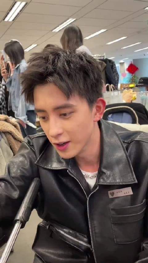 不得不说敖瑞鹏这个颜值，我觉得内娱少有的帅哥