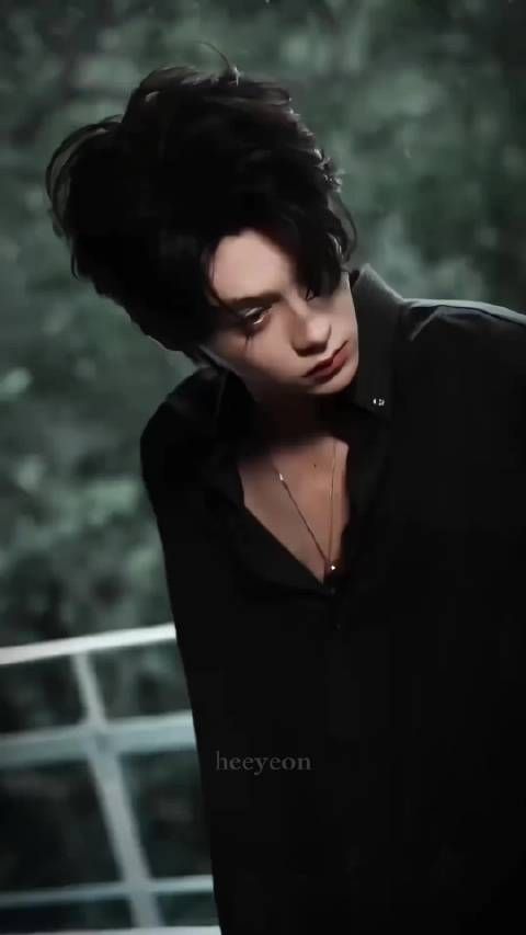 田栩宁穿红黑赛车服展雕塑感比例