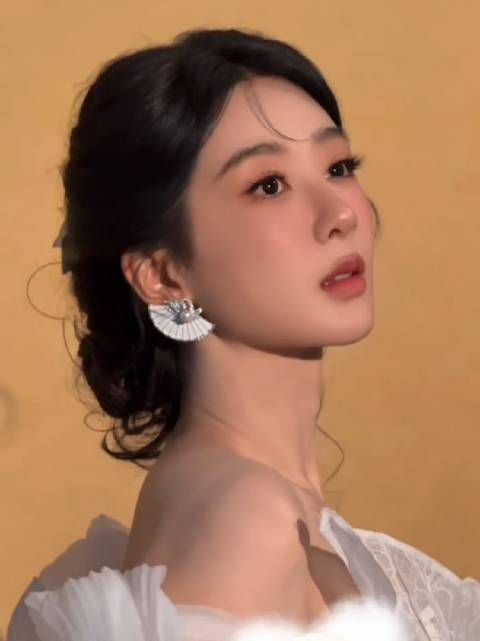 迷人老刘发的动态怼脸杨紫 太美了我滴神