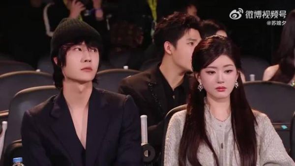 本来文咏珊深V够劲爆!谁料起身那一瞬,事业线怼拍惊爆我眼球