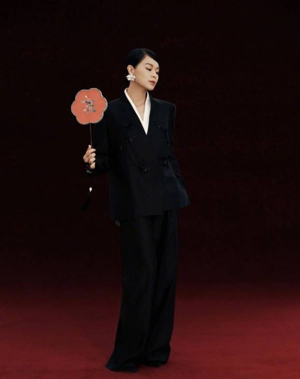 胡杏儿拿着团扇,姿态优雅。