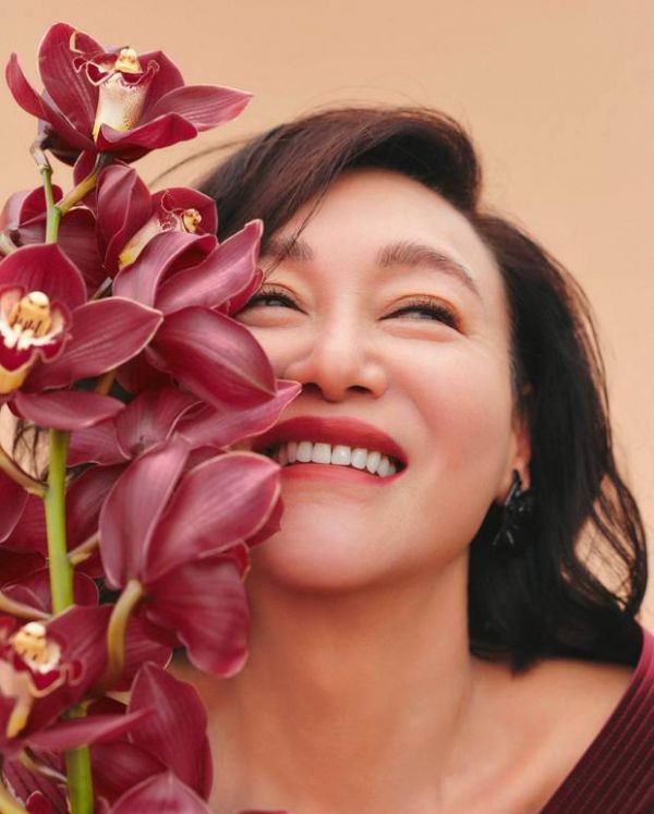 惠英红笑容灿烂。