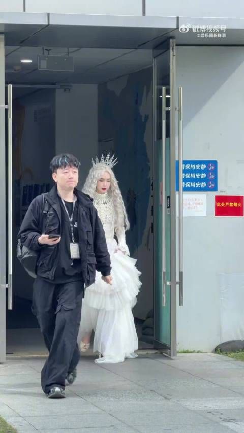 戚薇银发白裙亮相大侦探演唱会,造型惊艳似白皇后