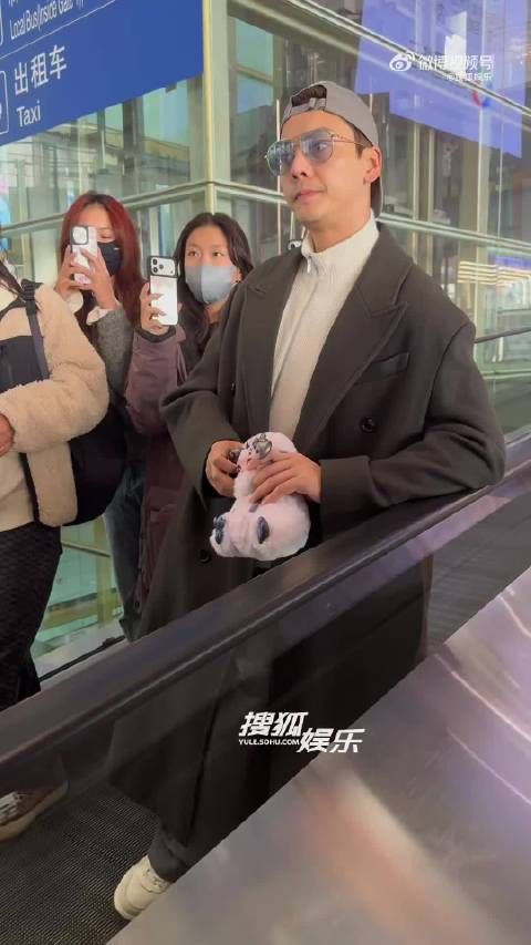 陈伟霆北京到达让粉丝修图