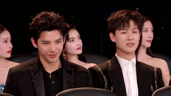 一直以为王安宇帅，谁料当他跟李昀锐同框后，五官和气场全输了!