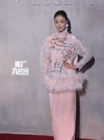 蒋欣今天的看秀造型，粉色新中式+盘发 粉色果然娇嫩啊