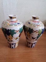 大明成化年制五彩描金蝶恋花葡萄纹梅瓶（一对）：釉彩缤纷里的吉祥意蕴与工艺之美