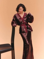 惠英红酒红长裙优雅绽放，手持红花展现窈窕气质