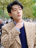 放弃李沁和马思纯吧！张晚意的老成是伤疤做的铠甲，那英的童真恰好能软化