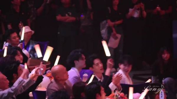 捧场王肖战,突然喊很大声是切了肖战的镜头吧