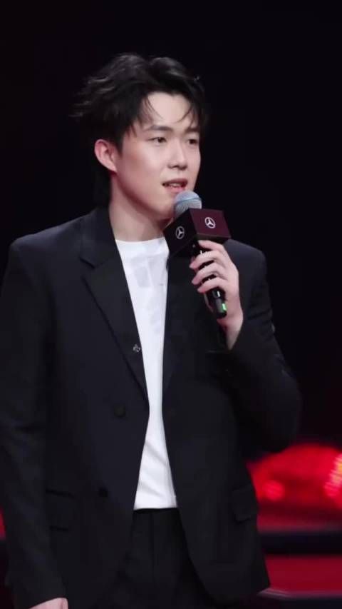 今日份奔驰小王 这是我看完直播最喜欢的镜头 小王的笑真的很治愈