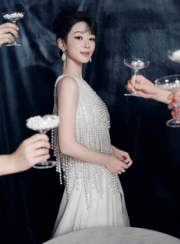 搜狐娱乐讯 近日,一组杨紫的生日大片释出。图中,她穿着珍珠流苏礼服,在珍珠酒杯环绕中,华贵又复古。