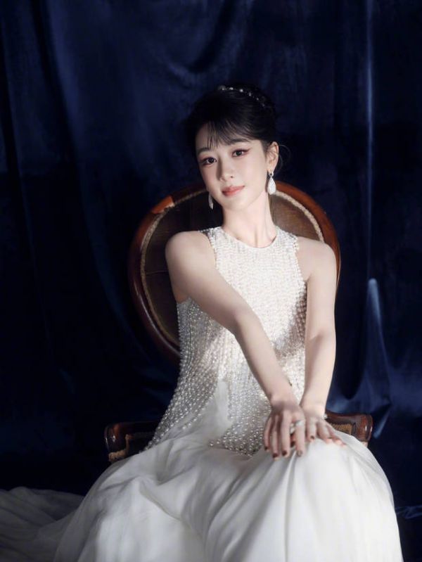 杨紫盘发造型甜美贵气。