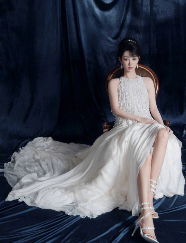 杨紫端坐在椅子上,气质温婉。